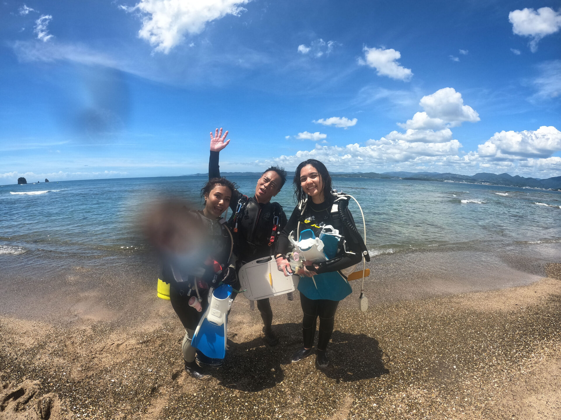 ダイビング後に笑顔でポーズをとる3人
