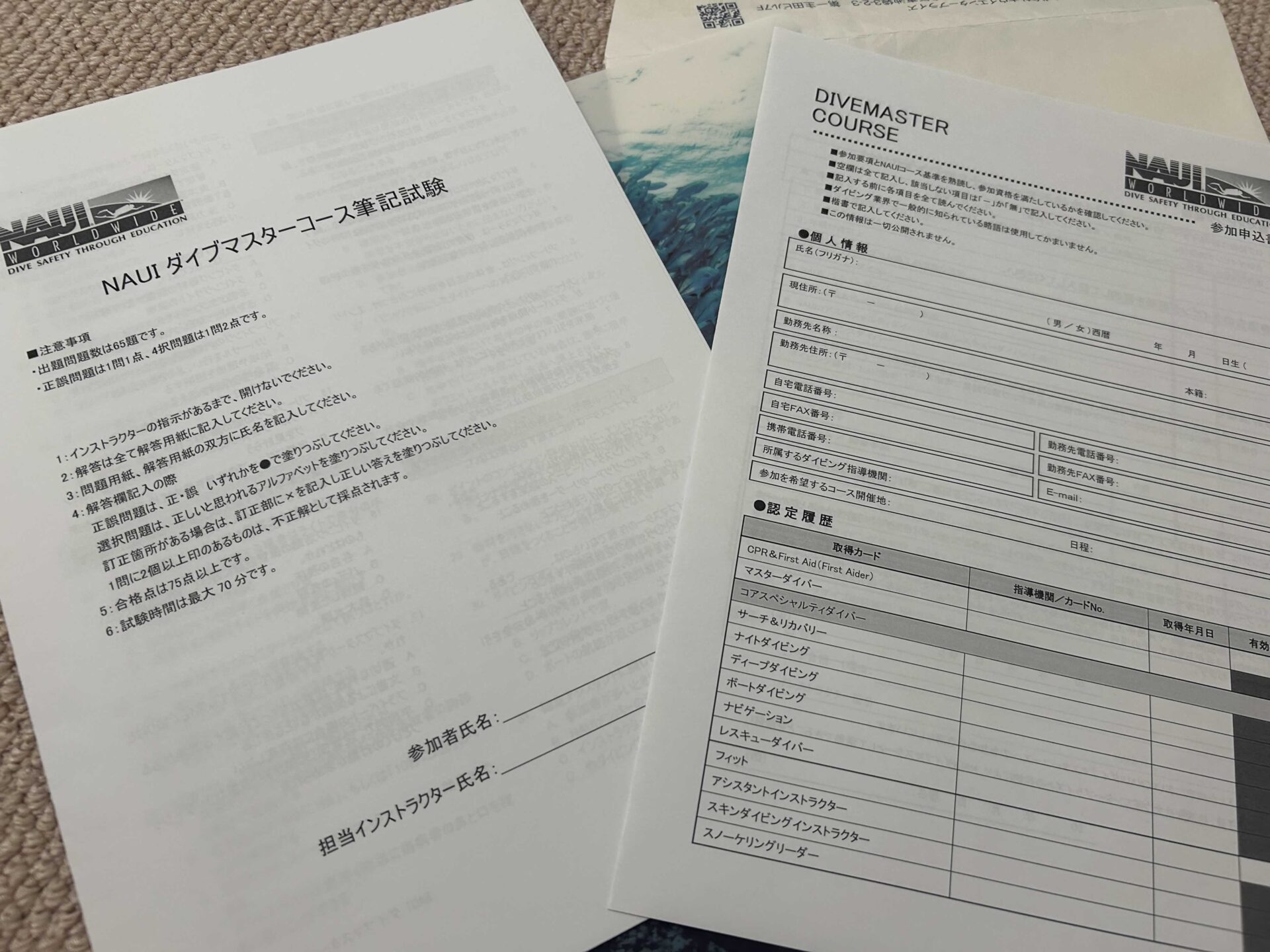 机に向かい勉強するスタッフNさん