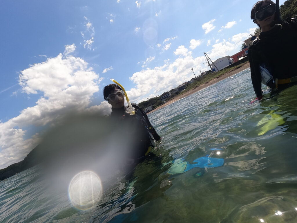 白浜の海でマスクとスノーケルを着けて並ぶ参加者たち