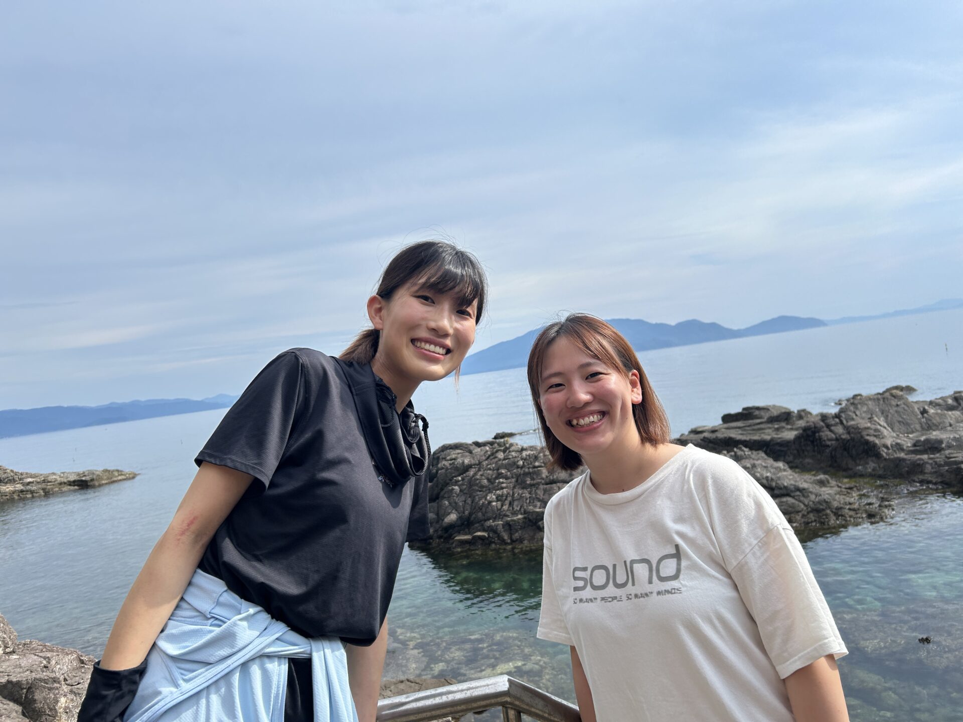 南越前の海辺で笑顔のおふたり