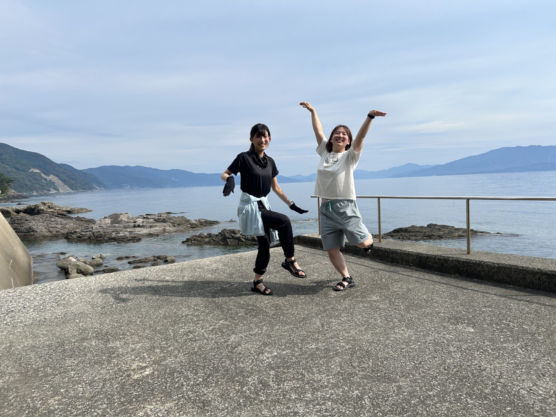 南越前の海辺で楽しくポーズ