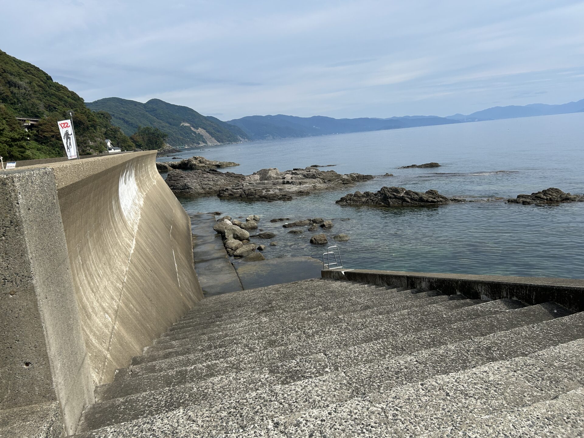 南越前の海と岩場の景色