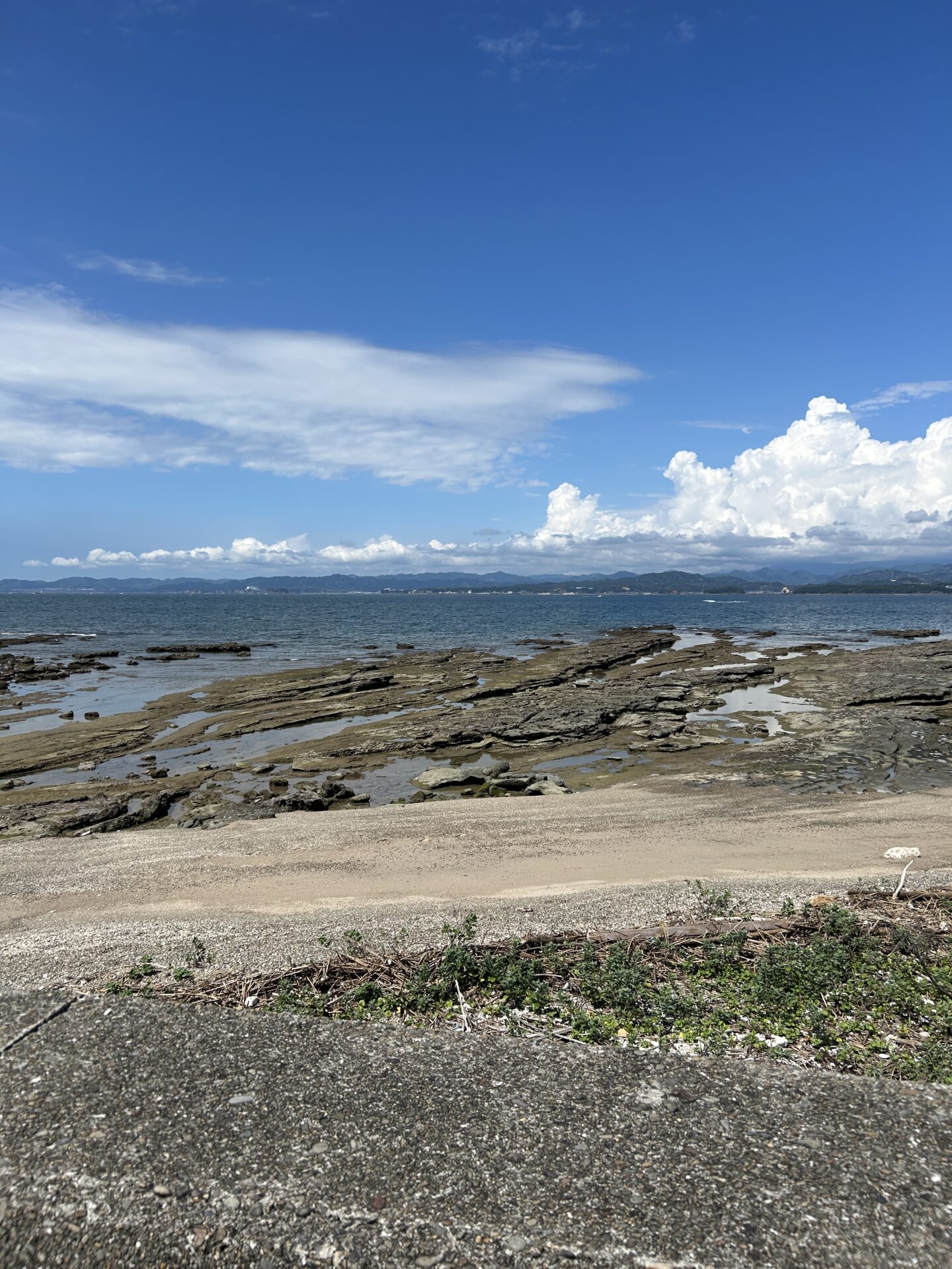 白浜の青空と海岸の風景